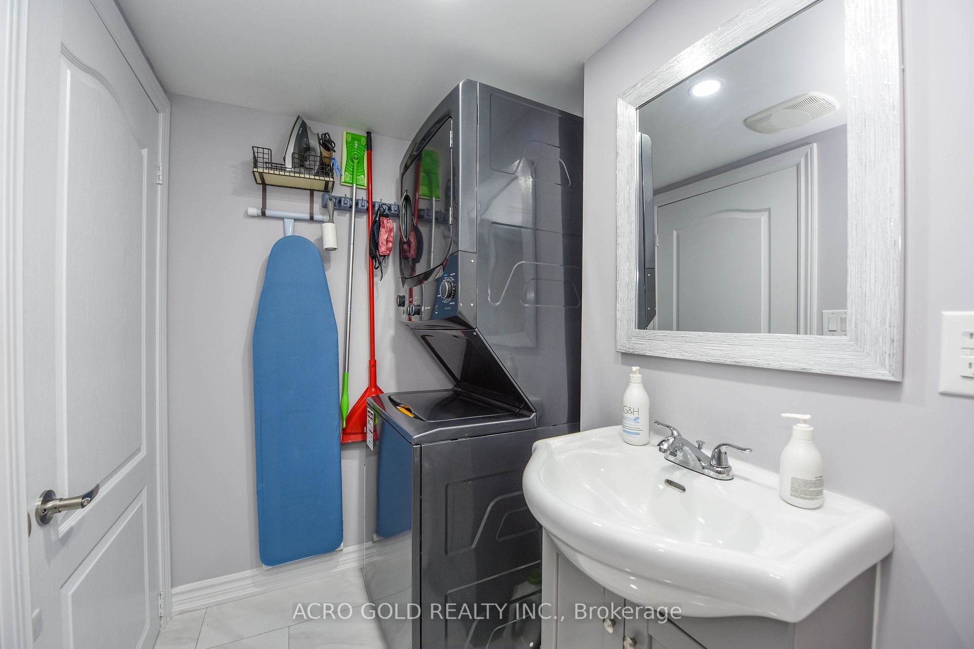 26 Lloyd Cres W