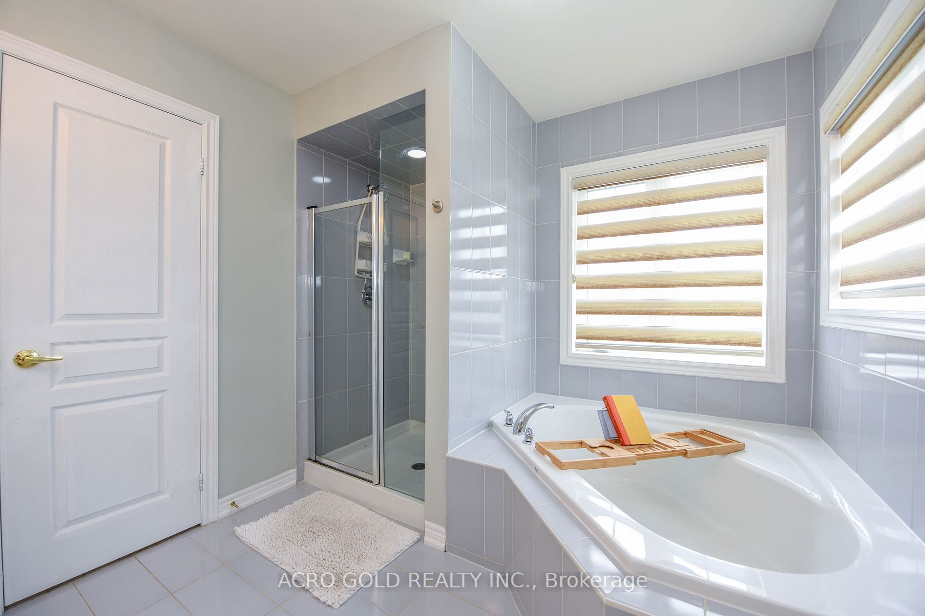 26 Lloyd Cres W