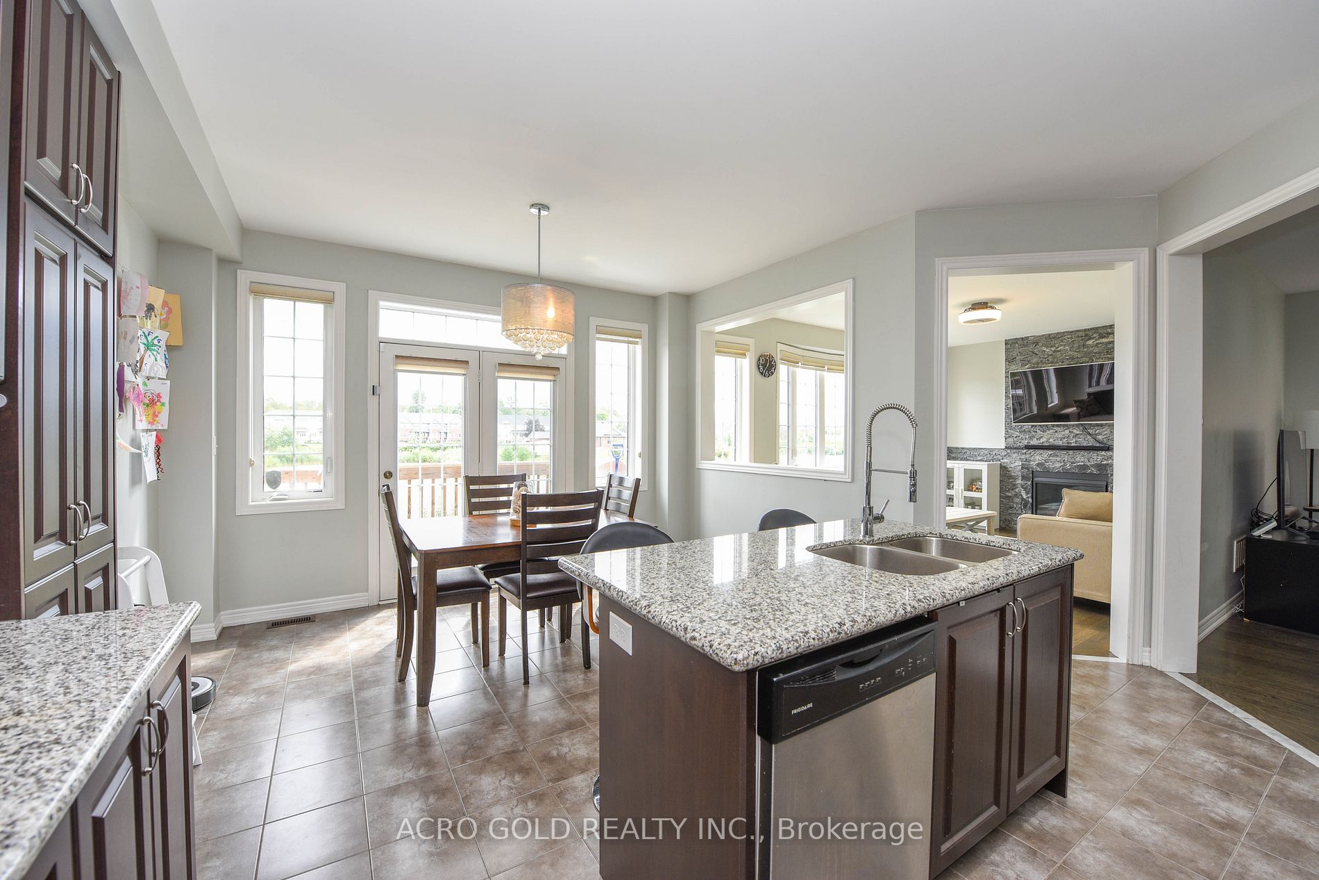 26 Lloyd Cres W