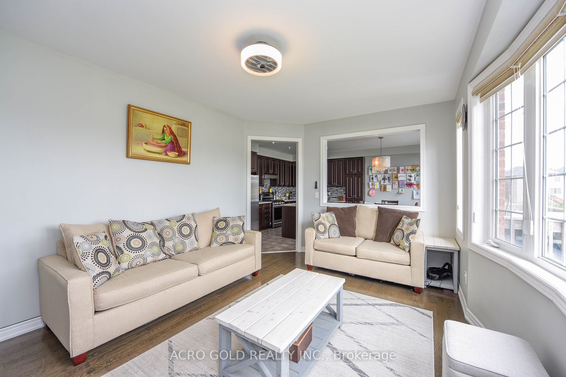 26 Lloyd Cres W