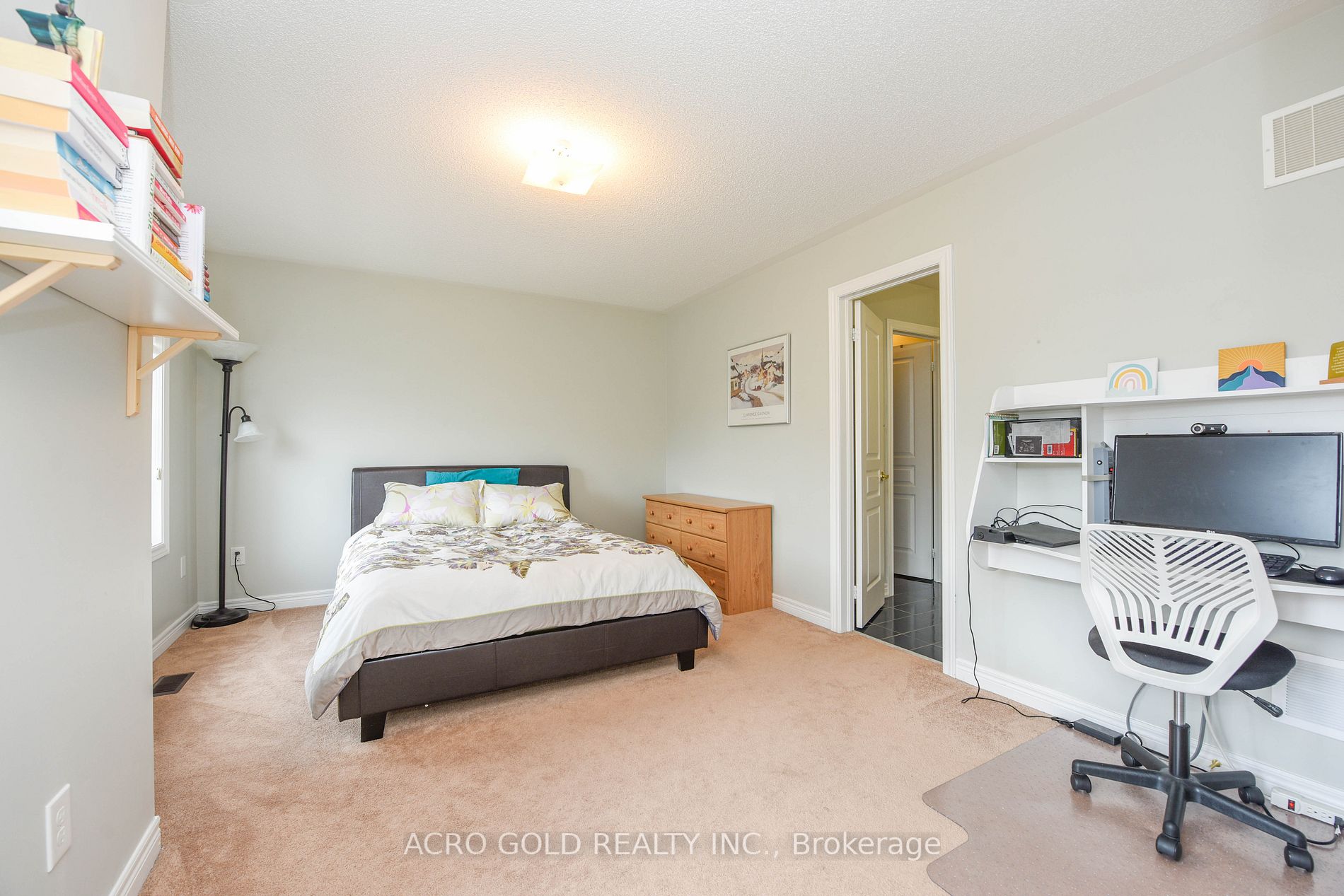 26 Lloyd Cres W