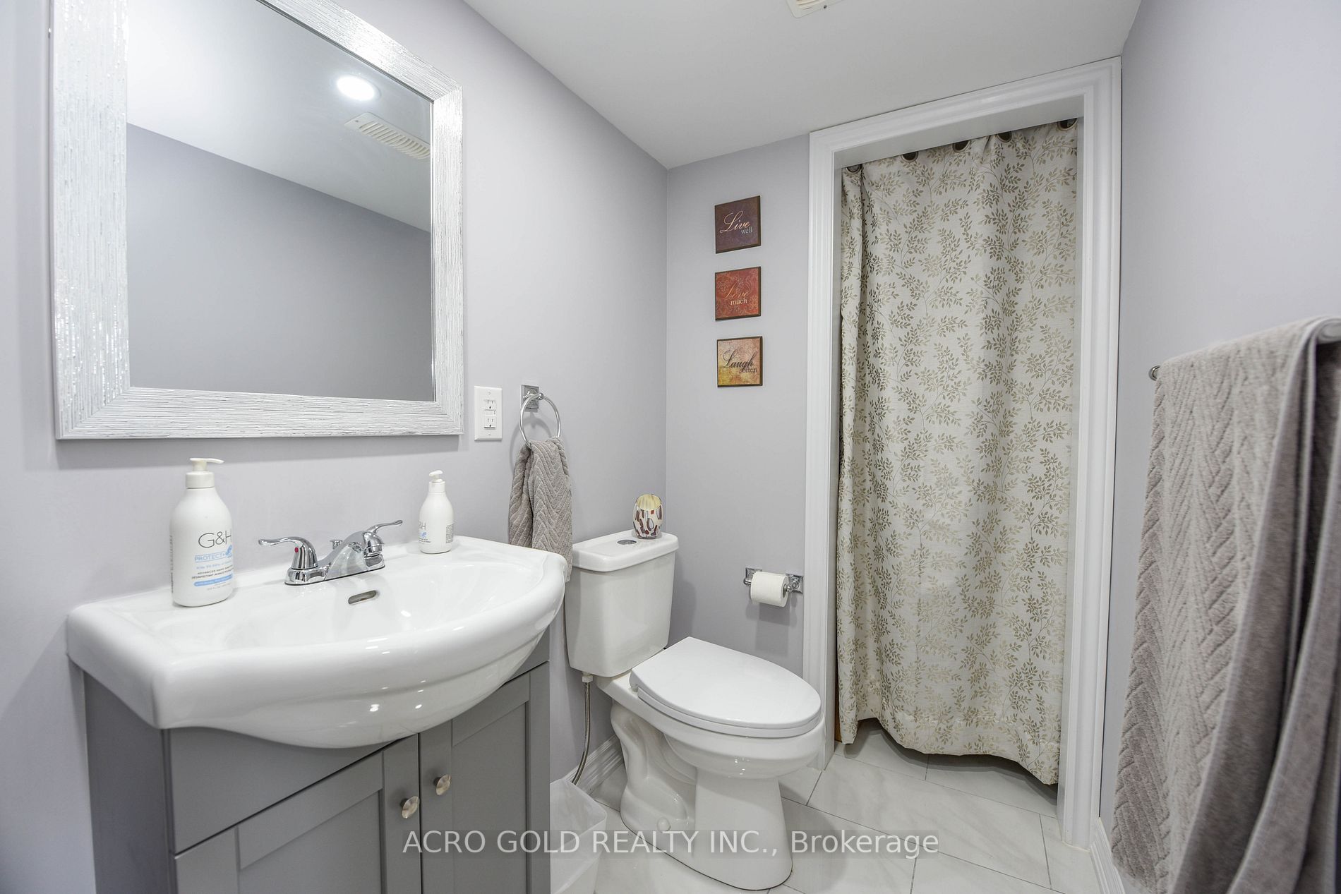 26 Lloyd Cres W