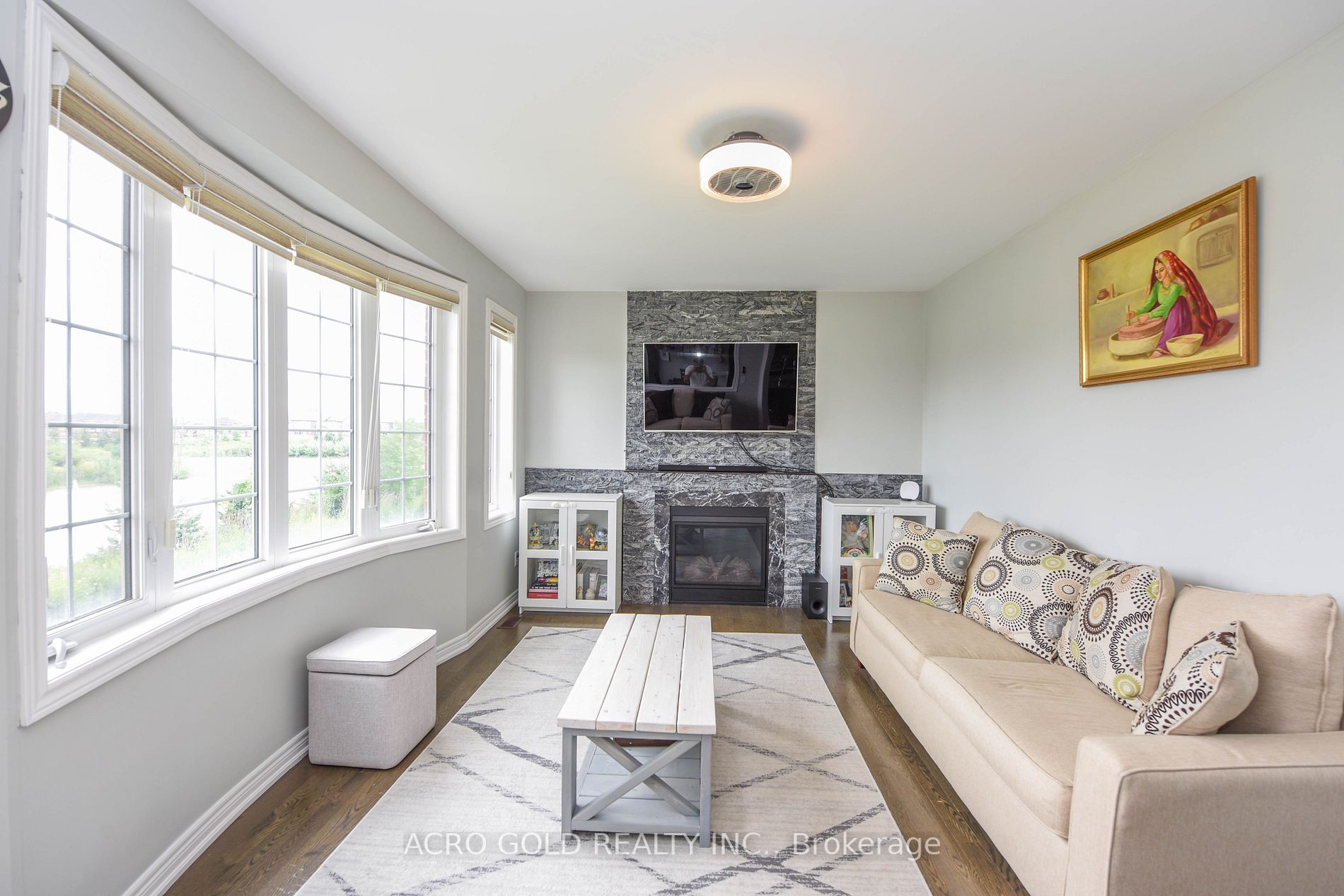 26 Lloyd Cres W