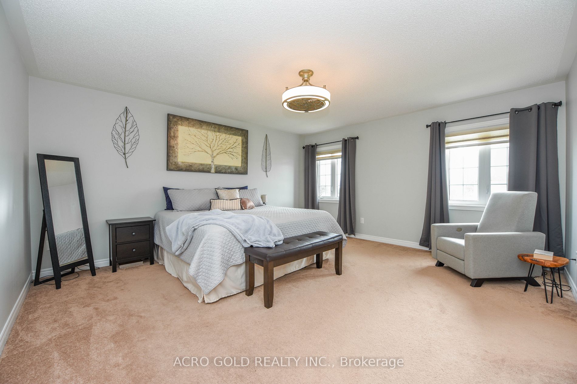 26 Lloyd Cres W