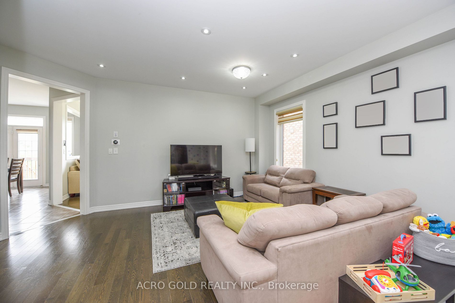 26 Lloyd Cres W