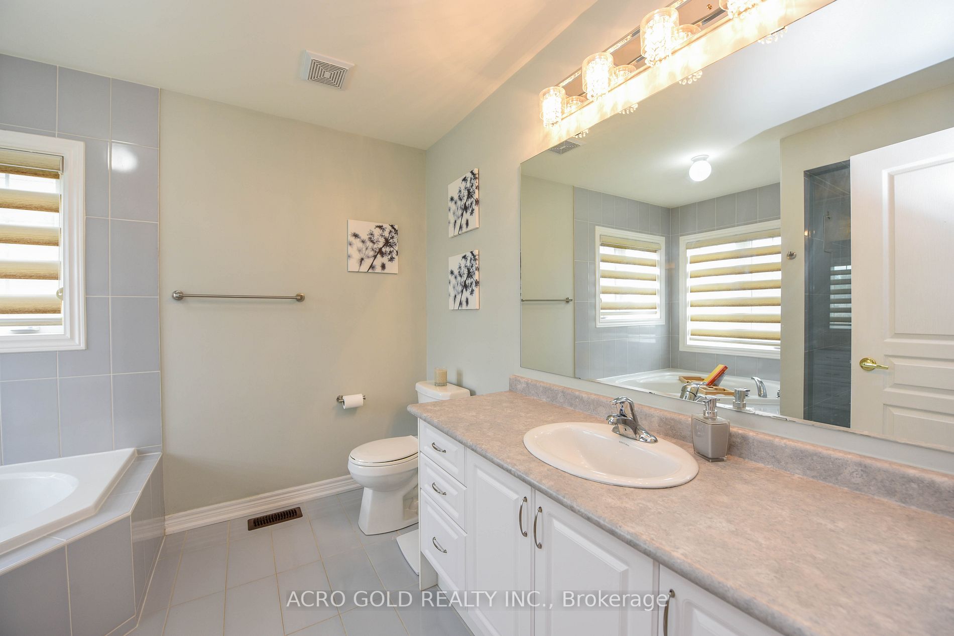 26 Lloyd Cres W