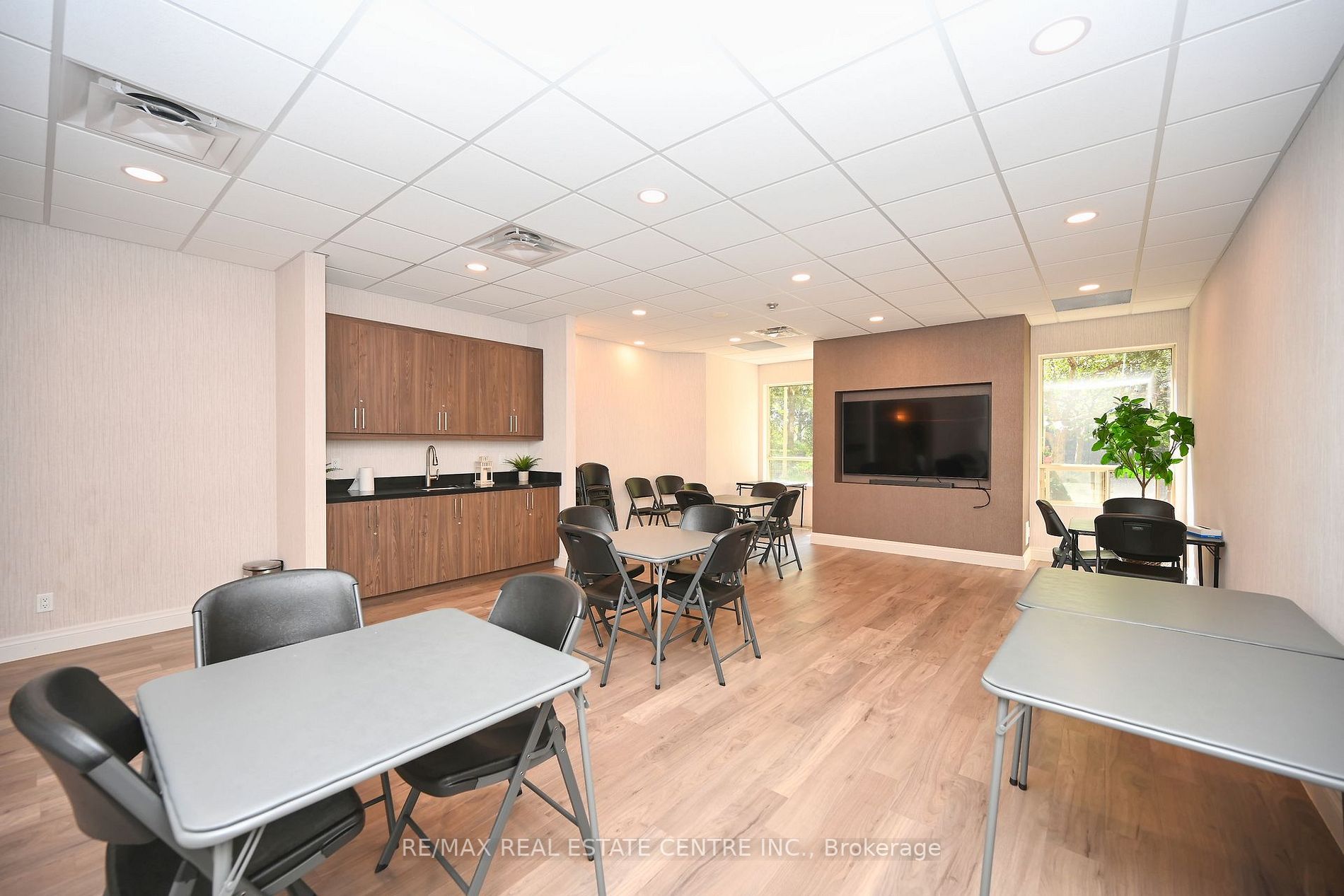 45 Kingsbridge Garden Circ, #1411