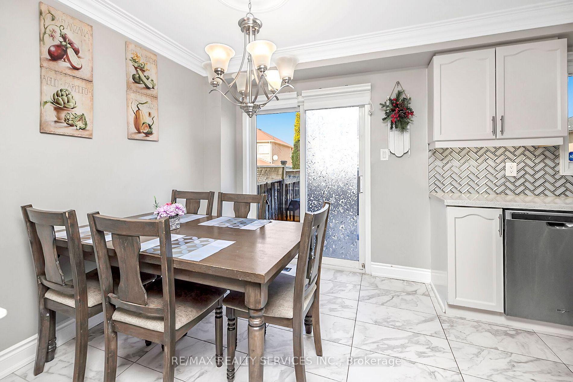 70 Whiteface Cres E
