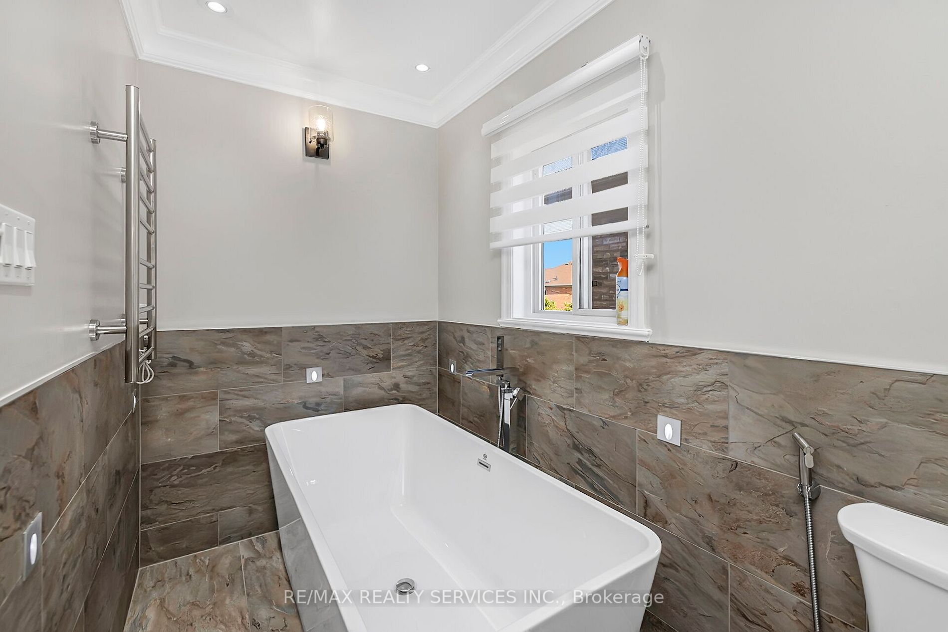70 Whiteface Cres E