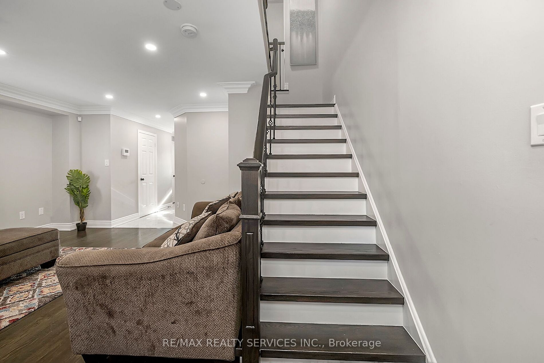 70 Whiteface Cres E
