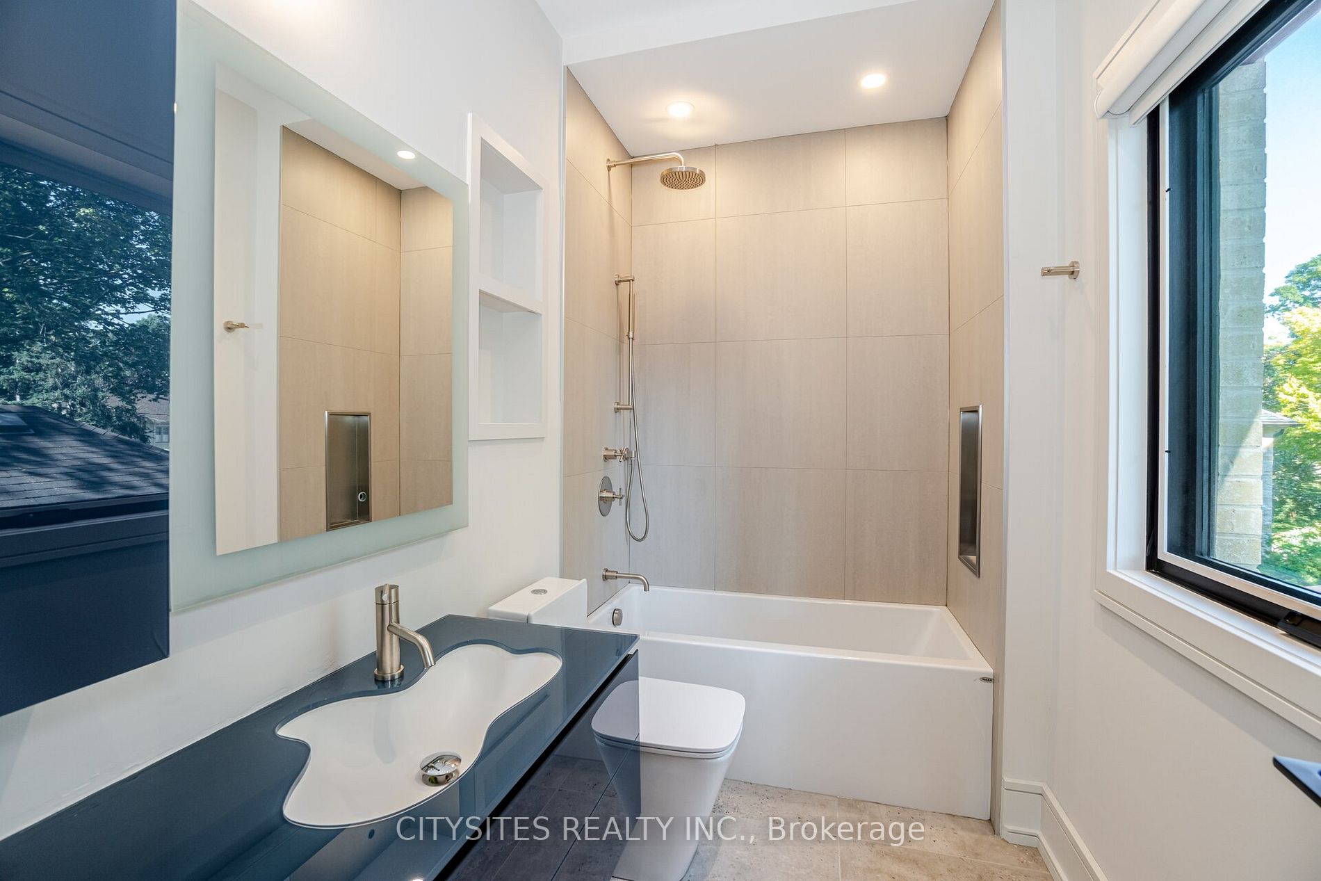 85 Kingsway Cres