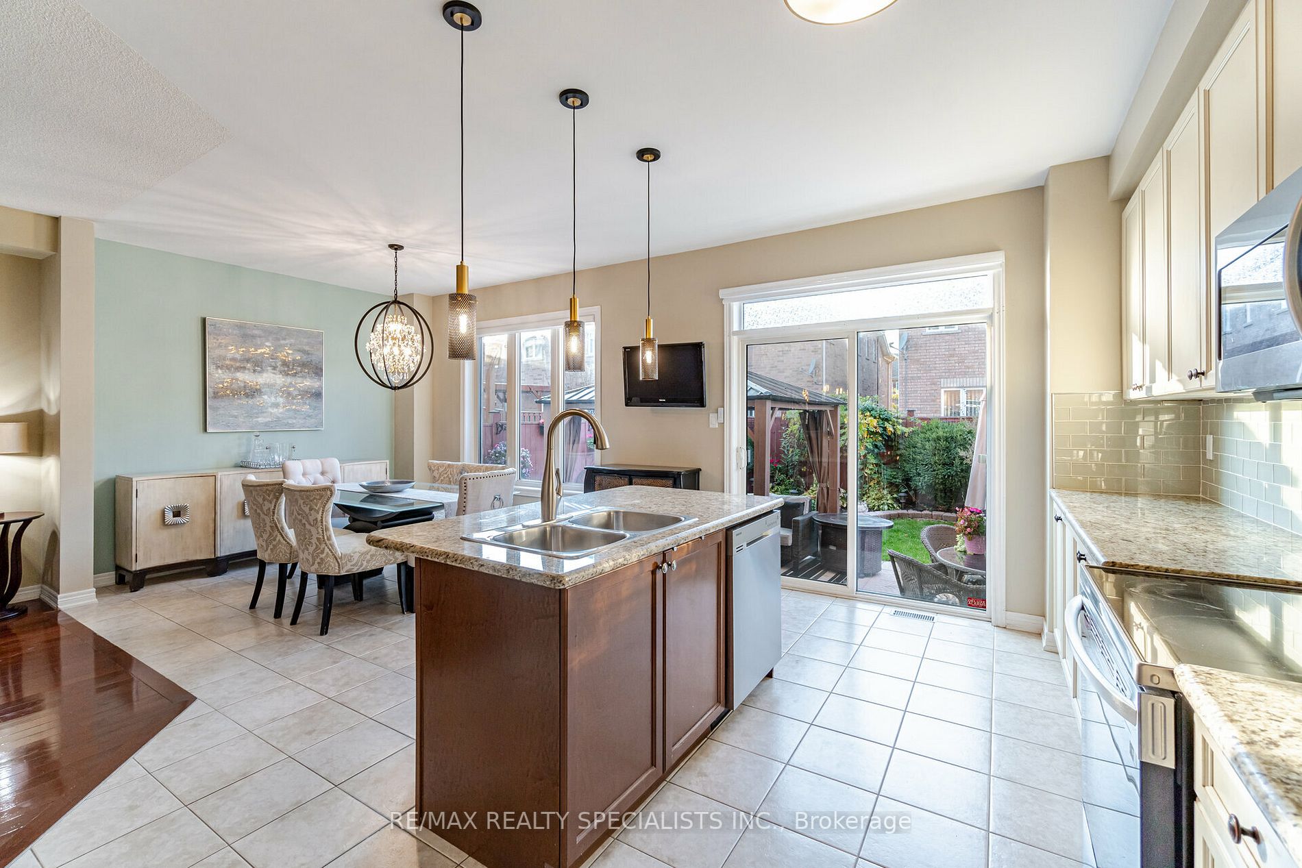 22 Amaryllis Dr