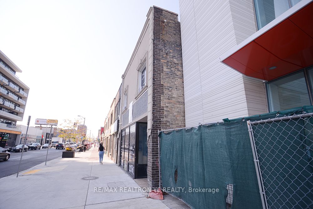1586 Eglinton Ave W
