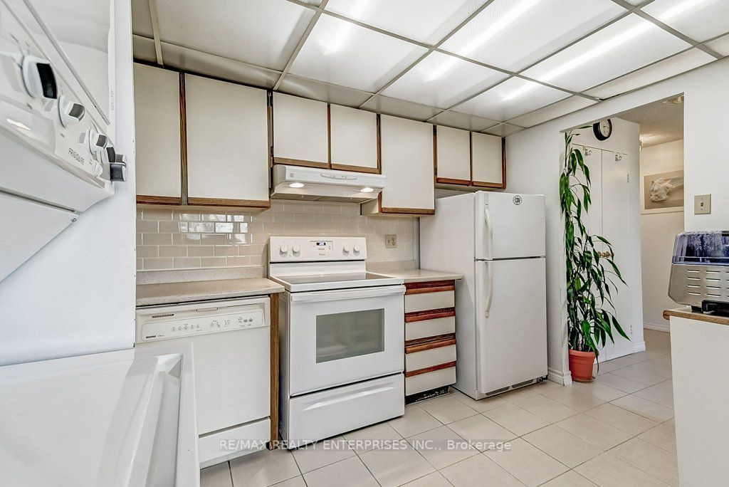 3700 Kaneff Cres, #503