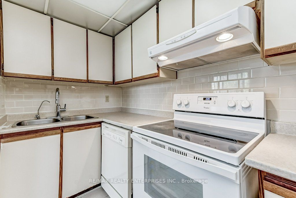 3700 Kaneff Cres, #503