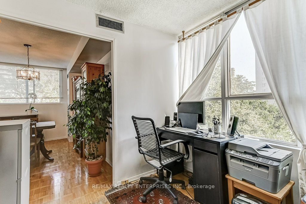 3700 Kaneff Cres, #503