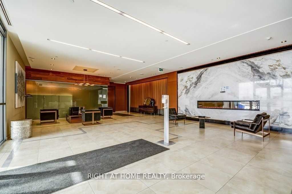 15 Zorra St, #901