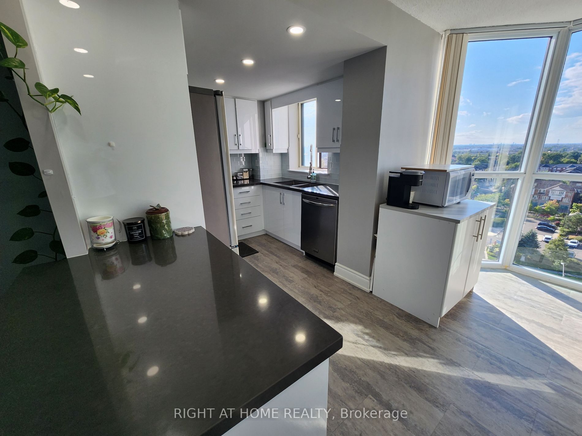 1360 Rathburn Rd E, #1104