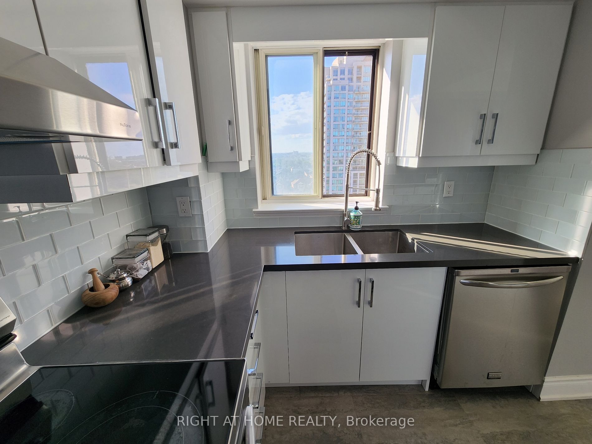 1360 Rathburn Rd E, #1104
