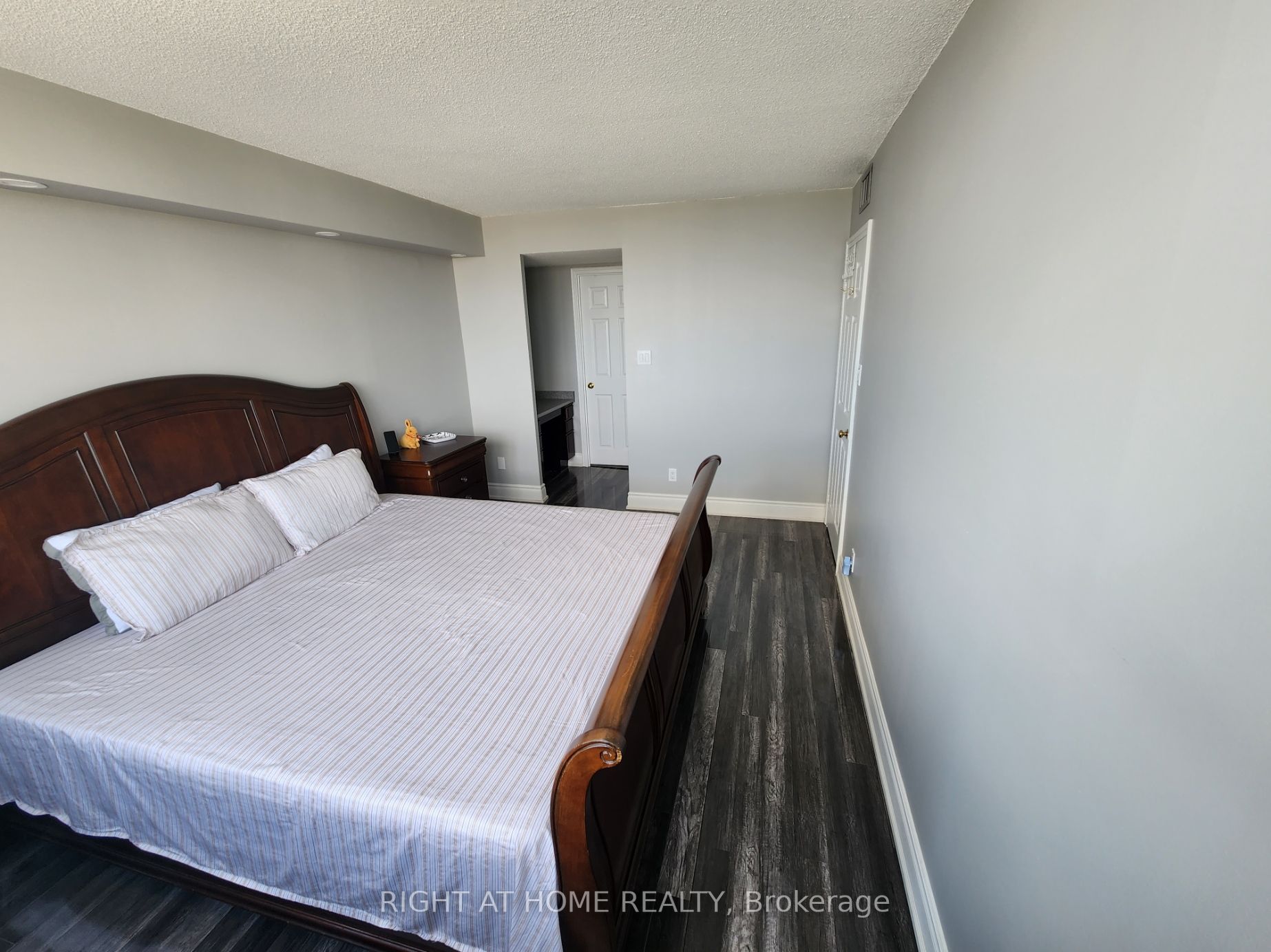 1360 Rathburn Rd E, #1104