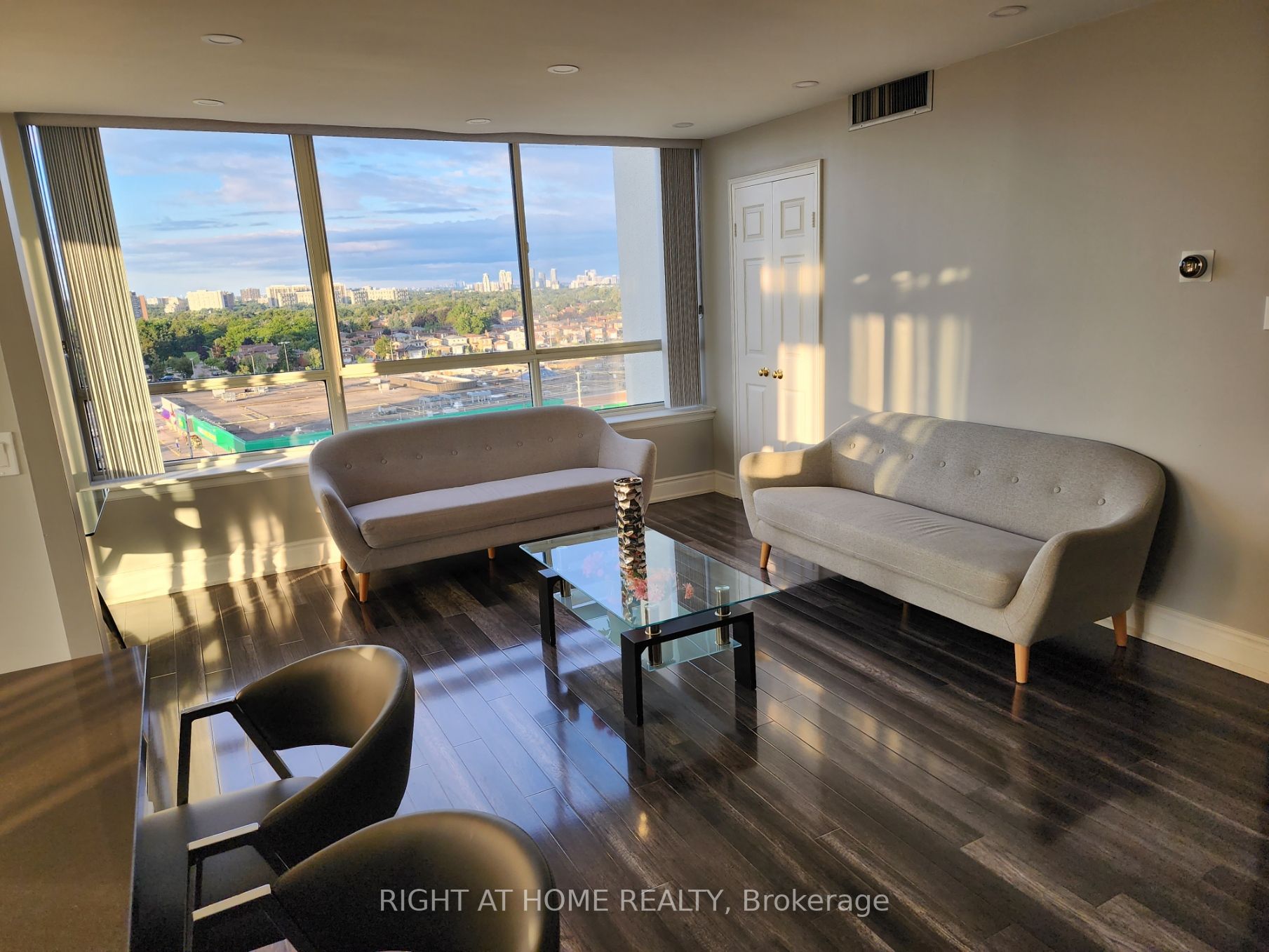 1360 Rathburn Rd E, #1104