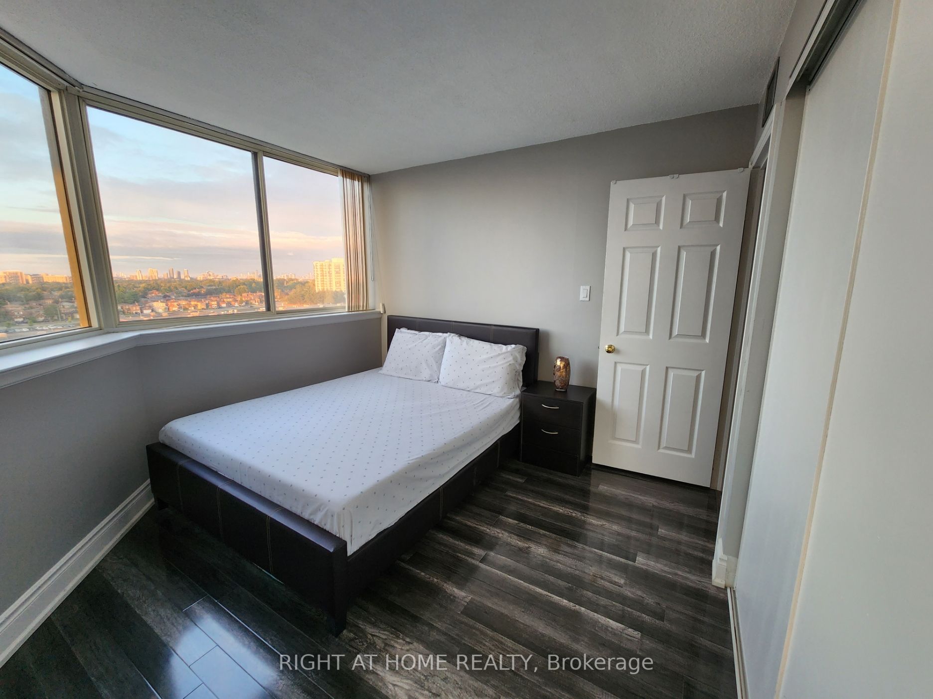 1360 Rathburn Rd E, #1104