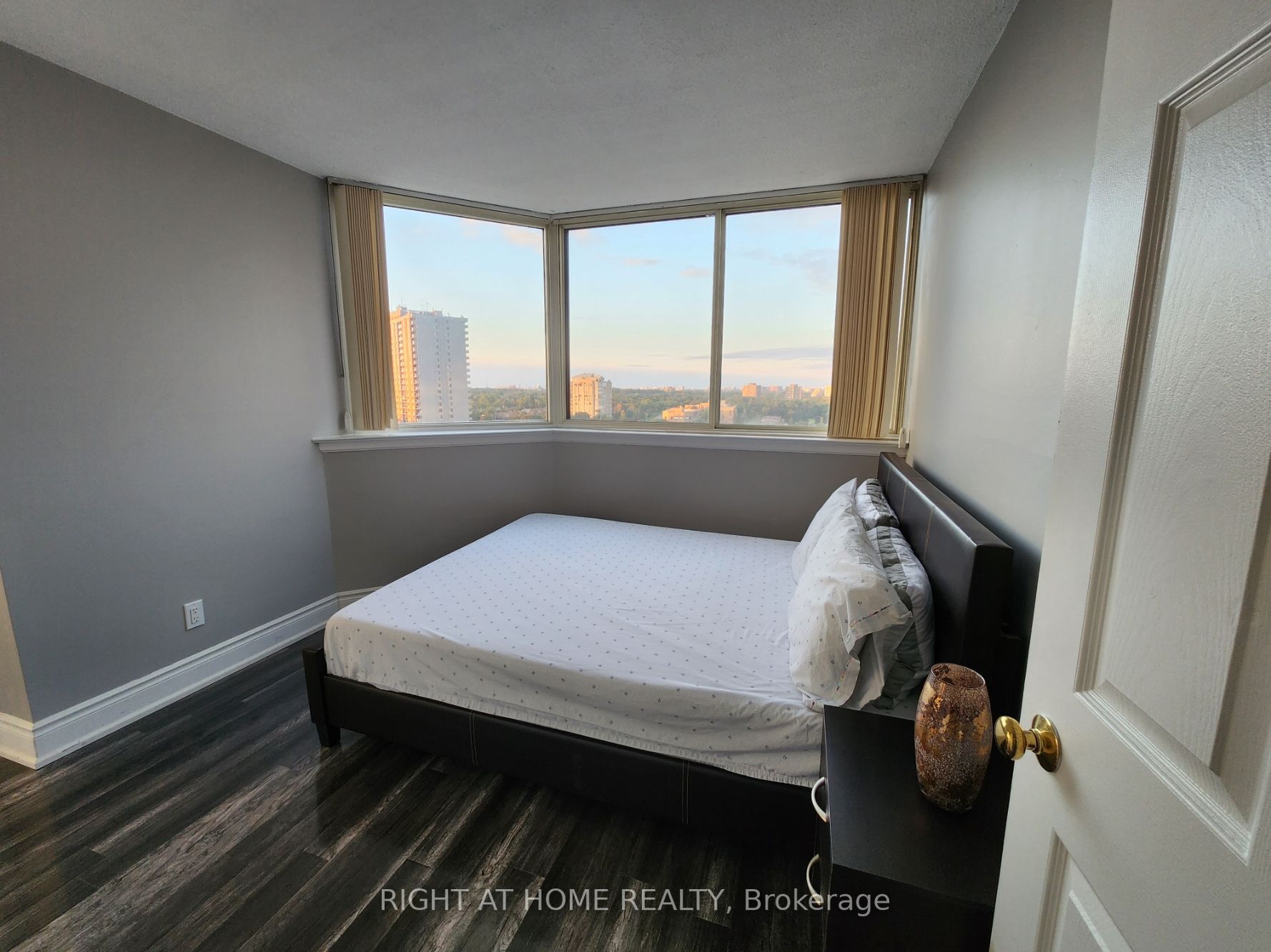 1360 Rathburn Rd E, #1104