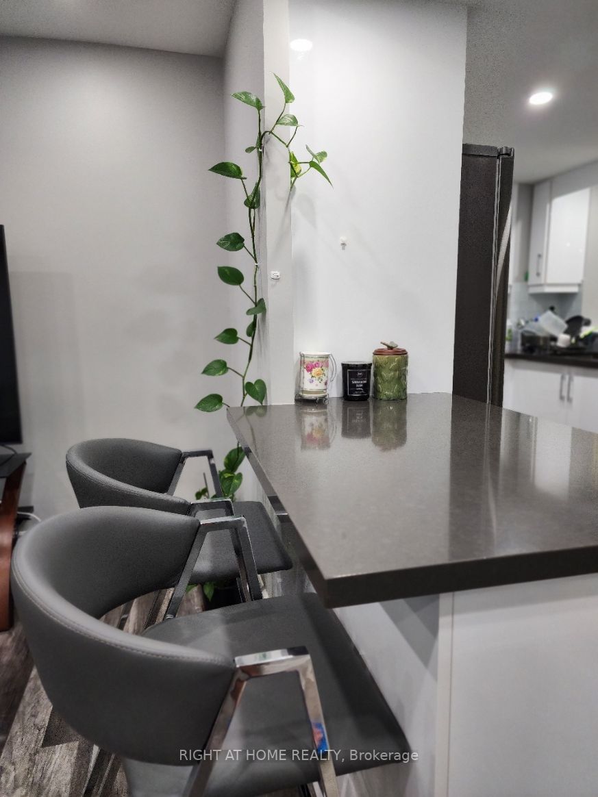 1360 Rathburn Rd E, #1104