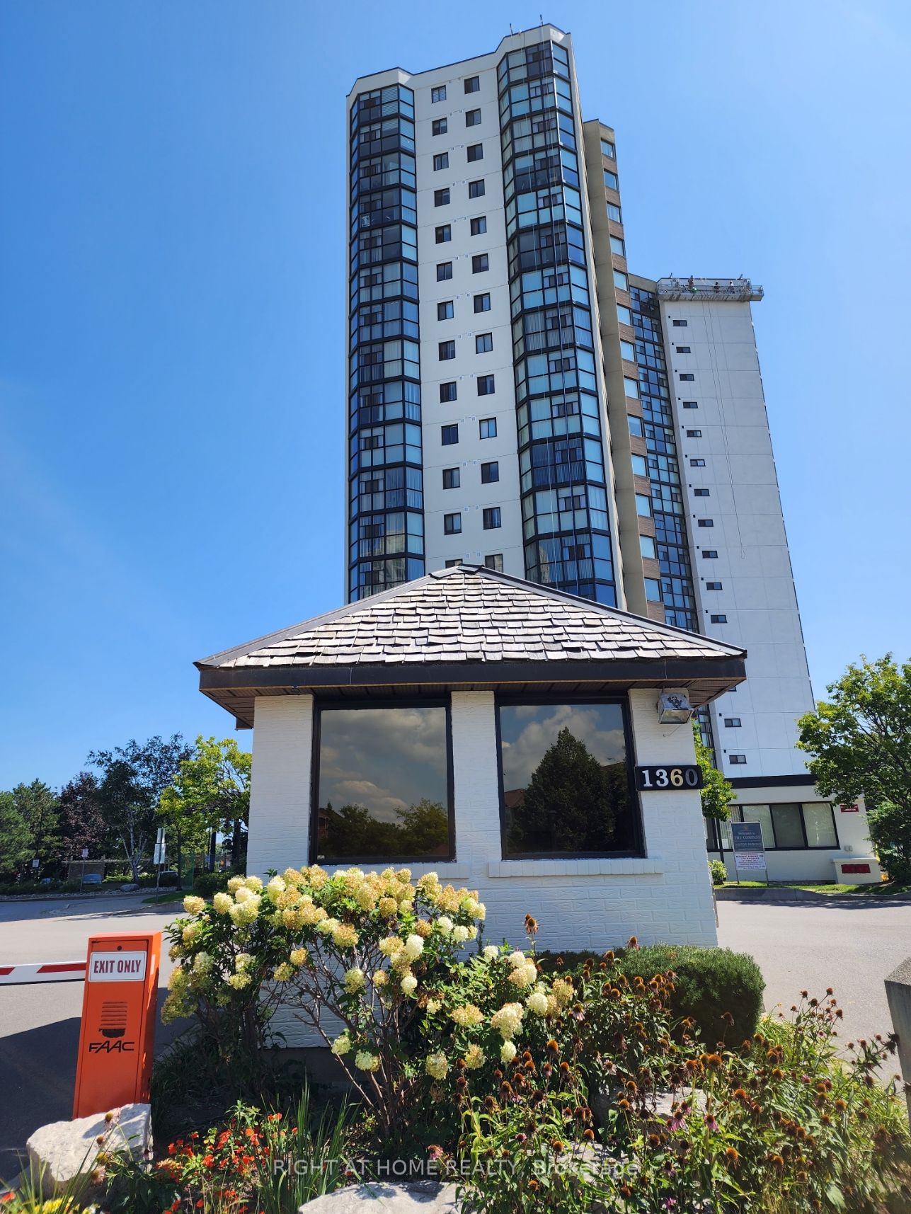 1360 Rathburn Rd E, #1104