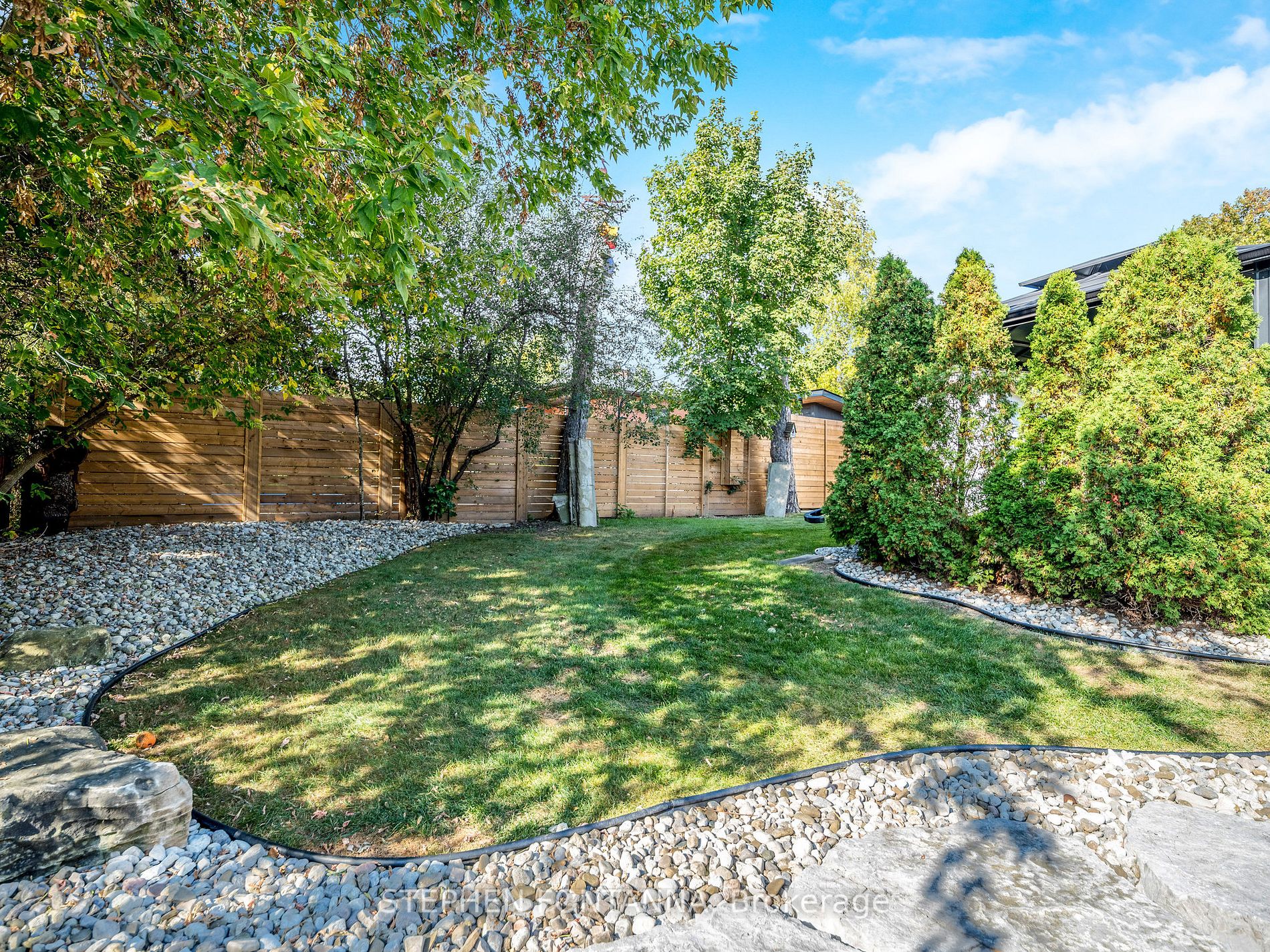 17 Glen Crescent Dr