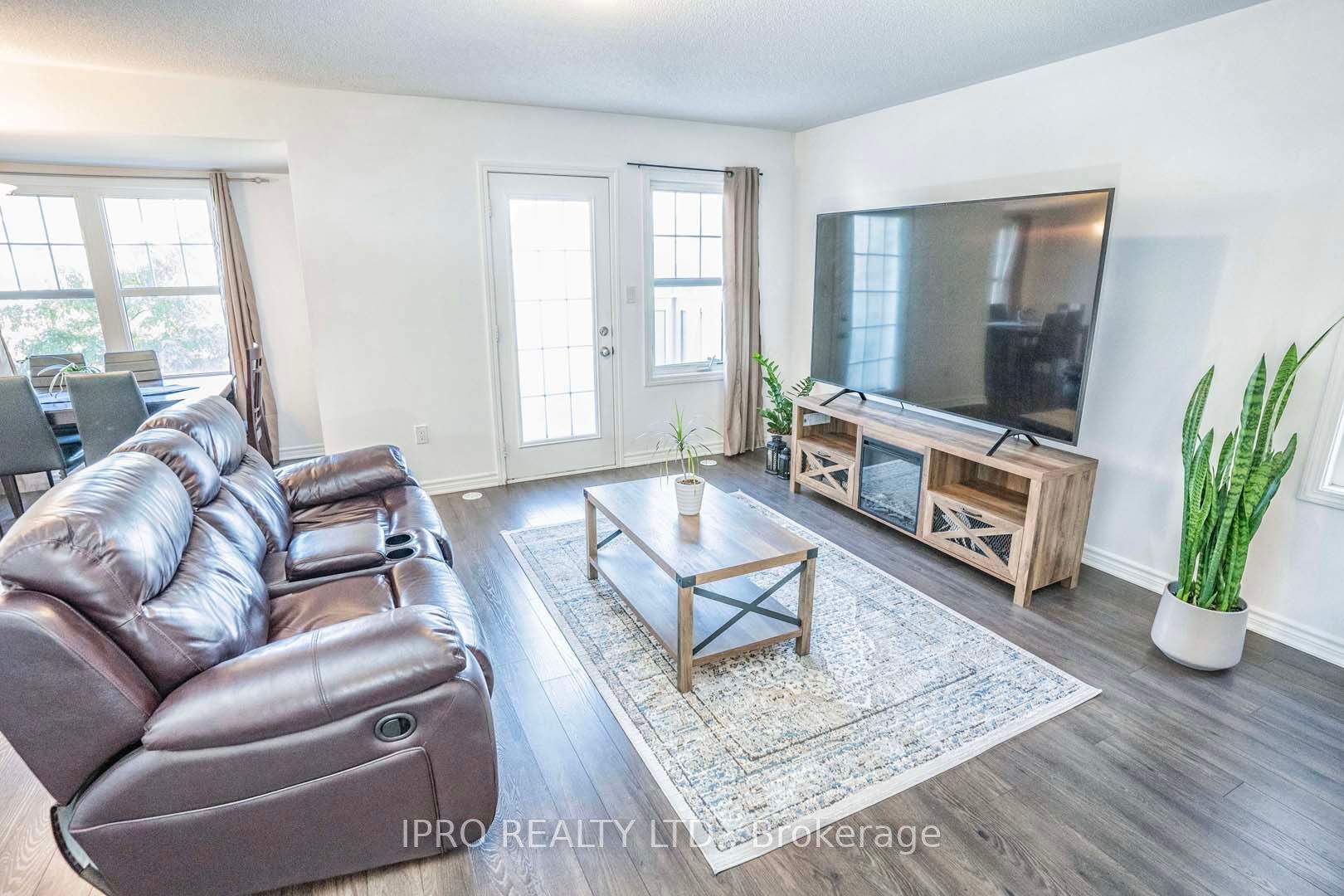 1541 Gainer Cres