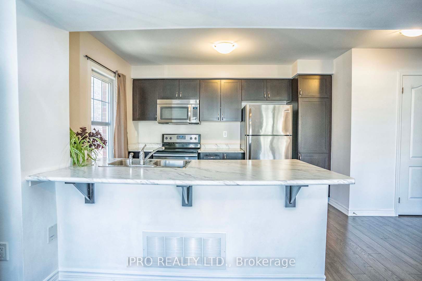 1541 Gainer Cres