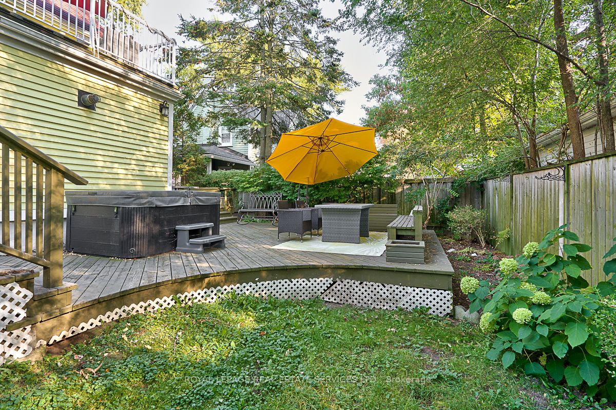 38 John St S