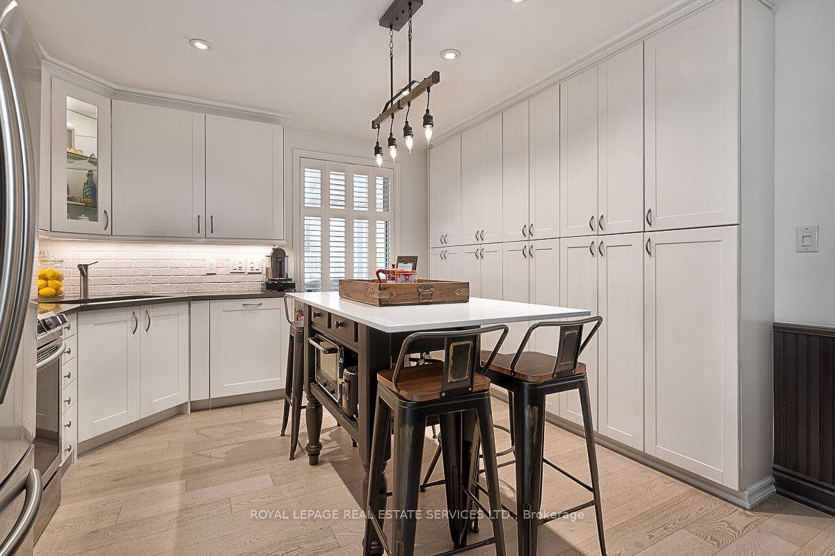 38 John St S