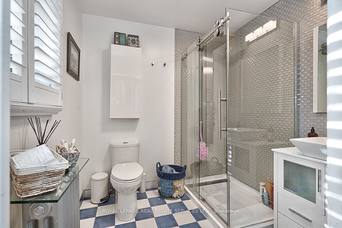 38 John St S