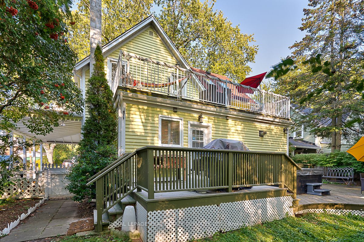 38 John St S