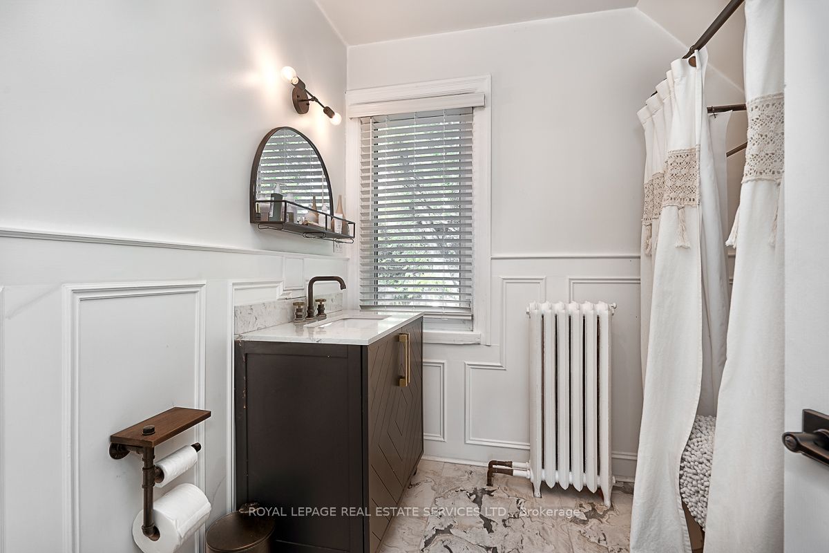 38 John St S