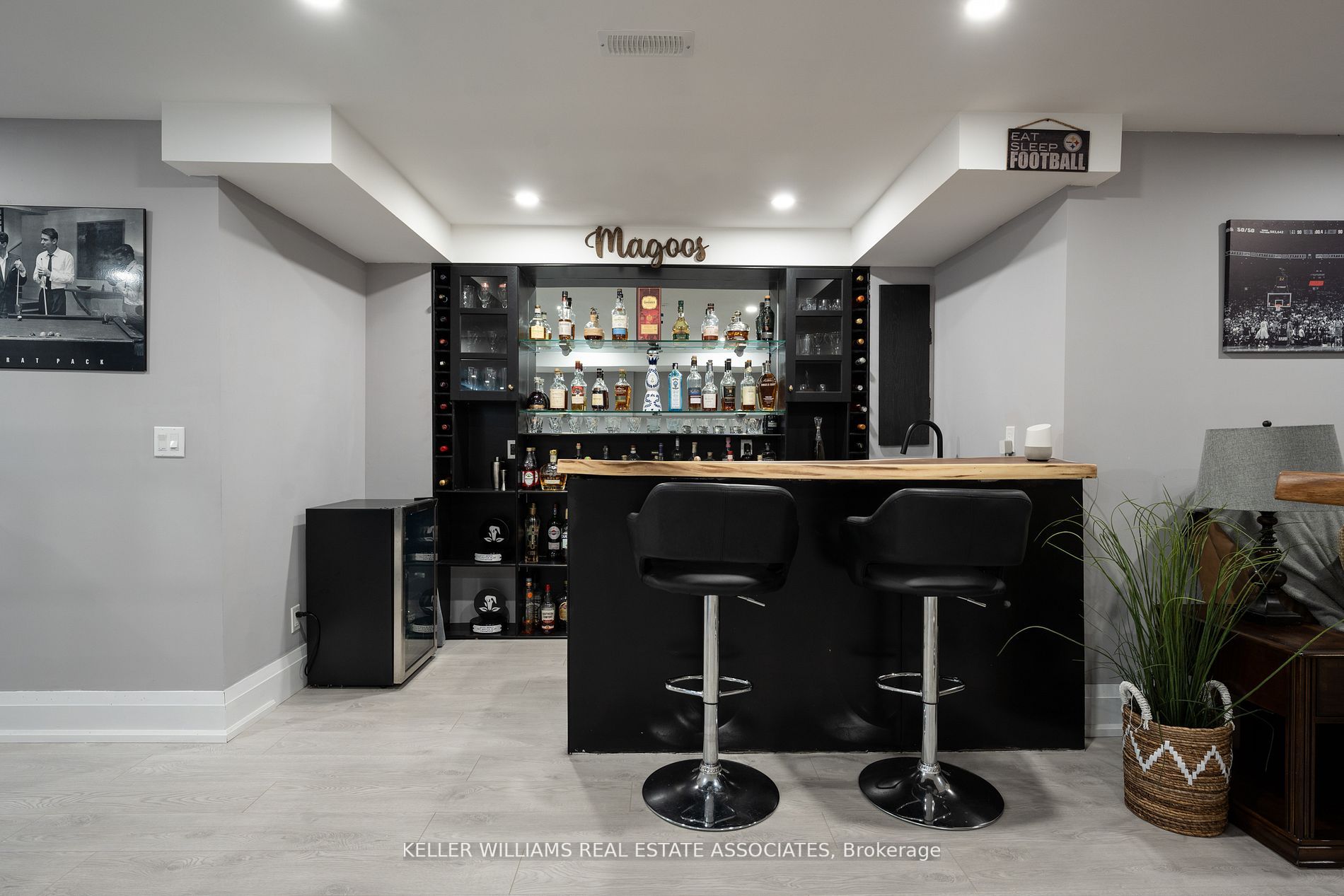 20 Larry St