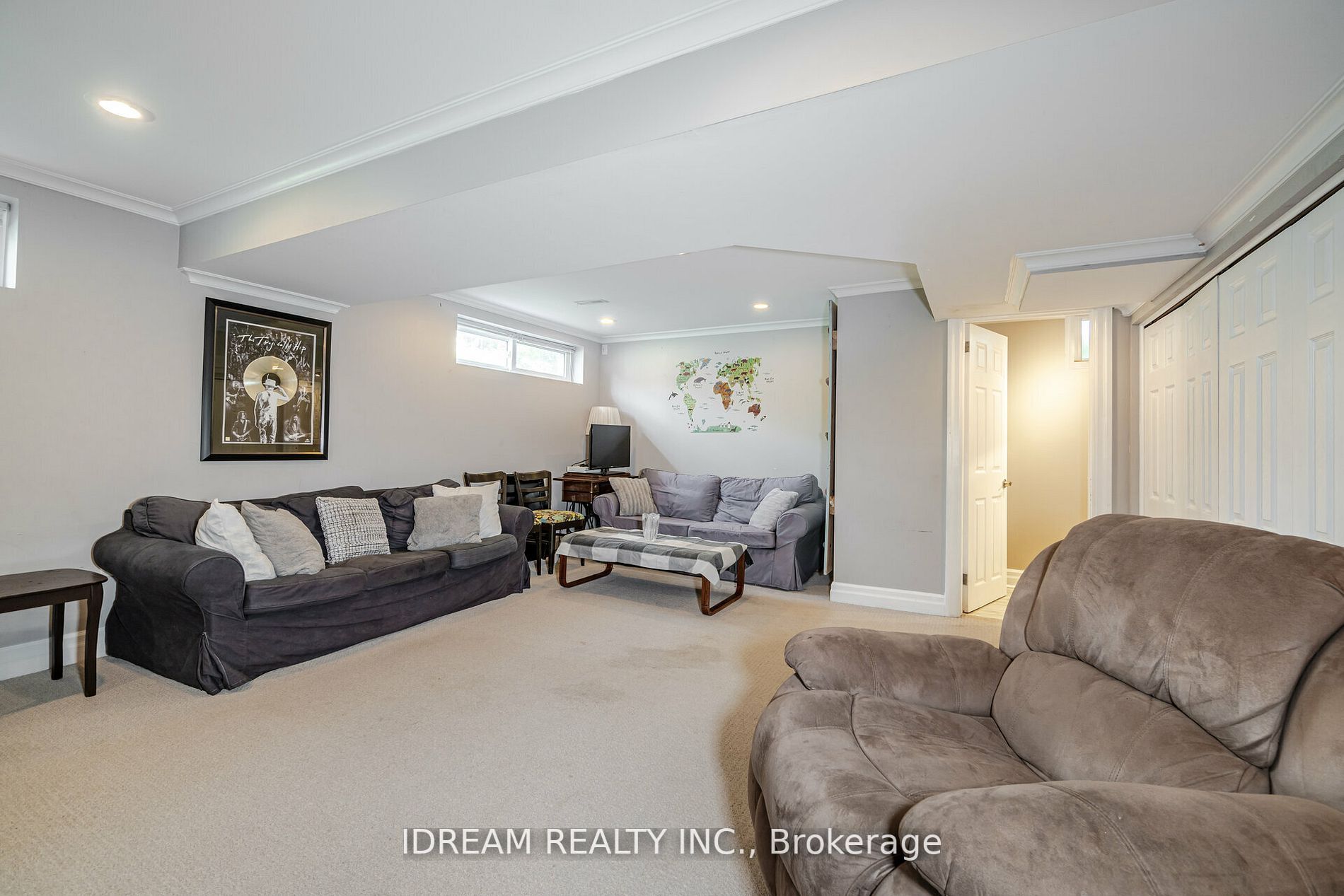 15 Burgby Ave S
