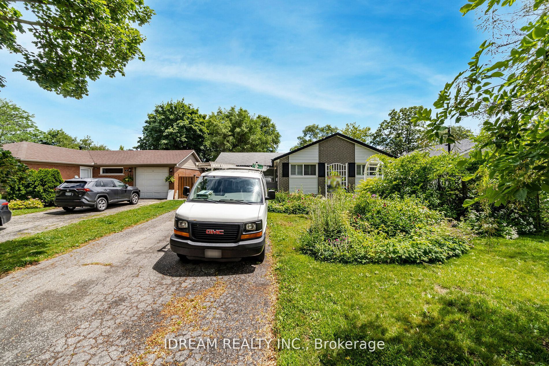 15 Burgby Ave S