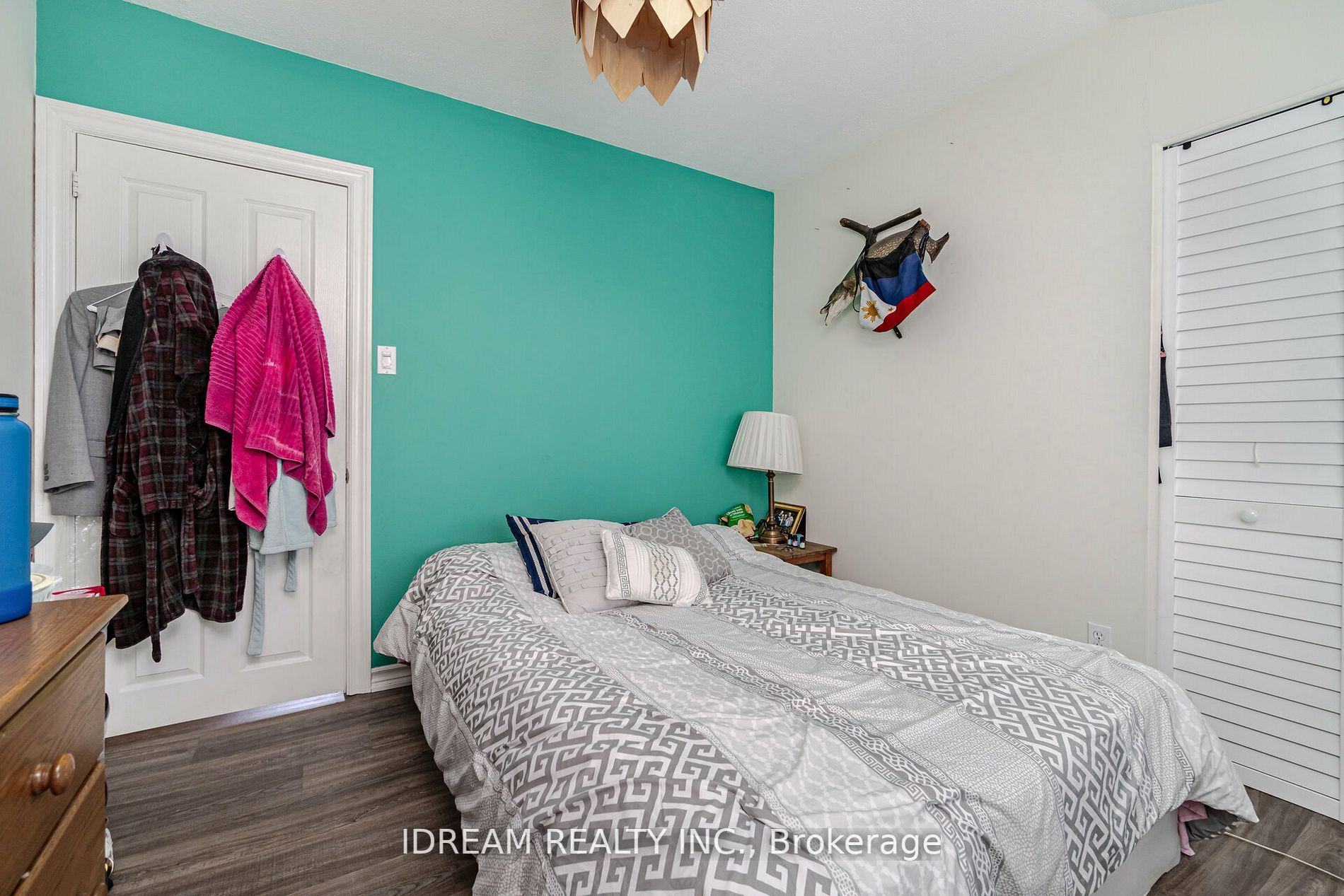 15 Burgby Ave S