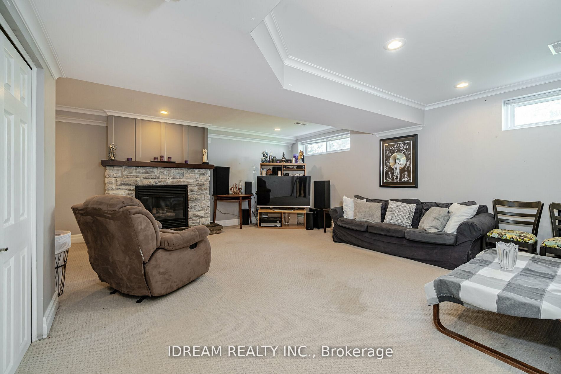 15 Burgby Ave S