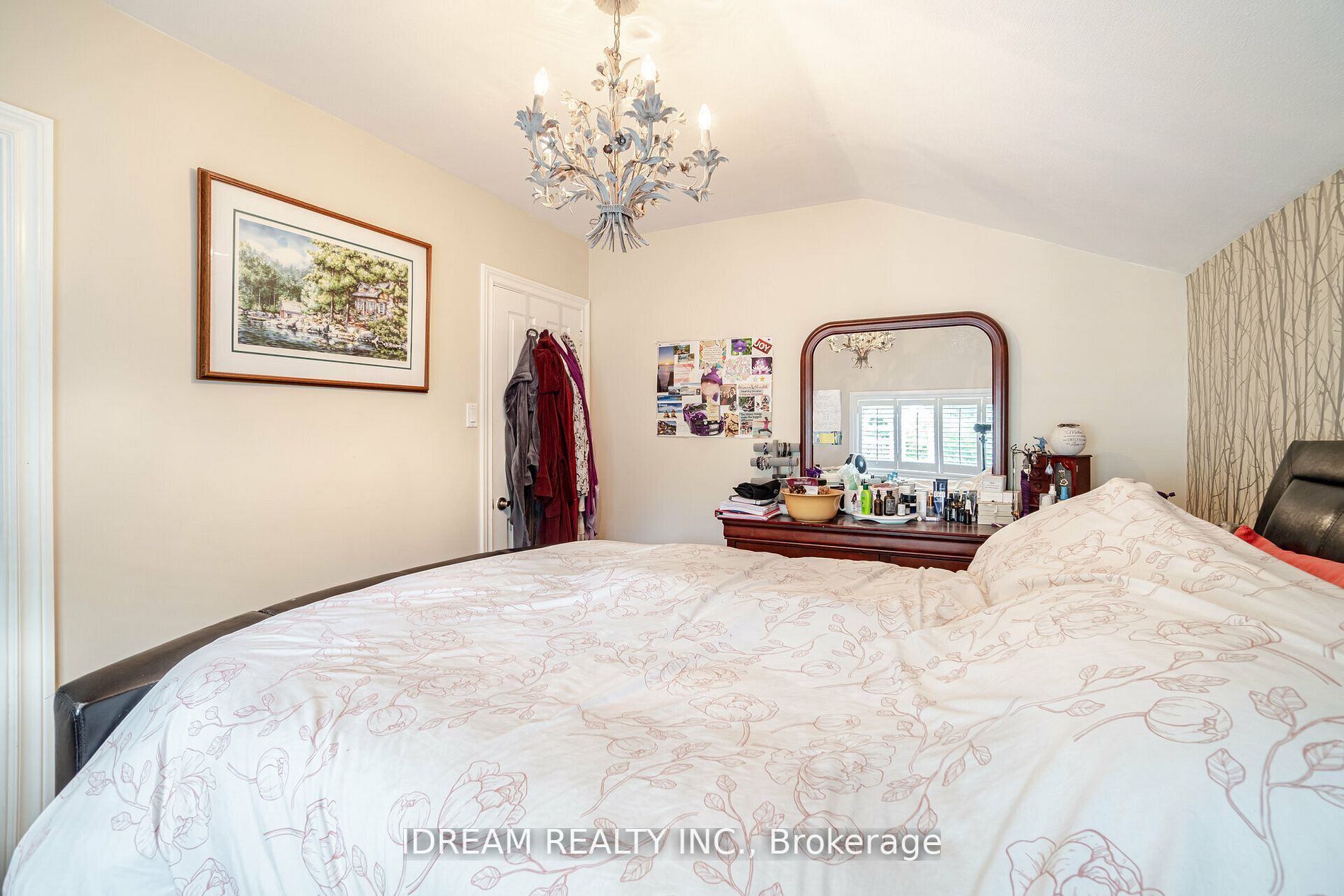 15 Burgby Ave S