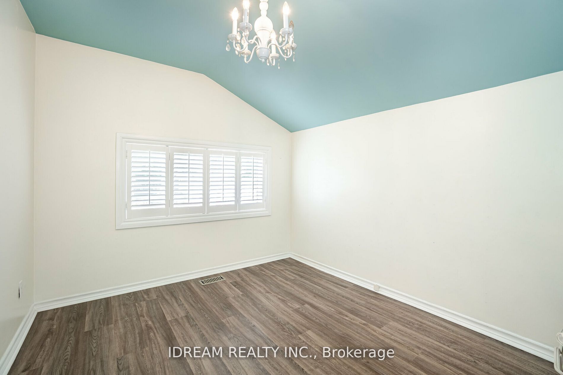 15 Burgby Ave S