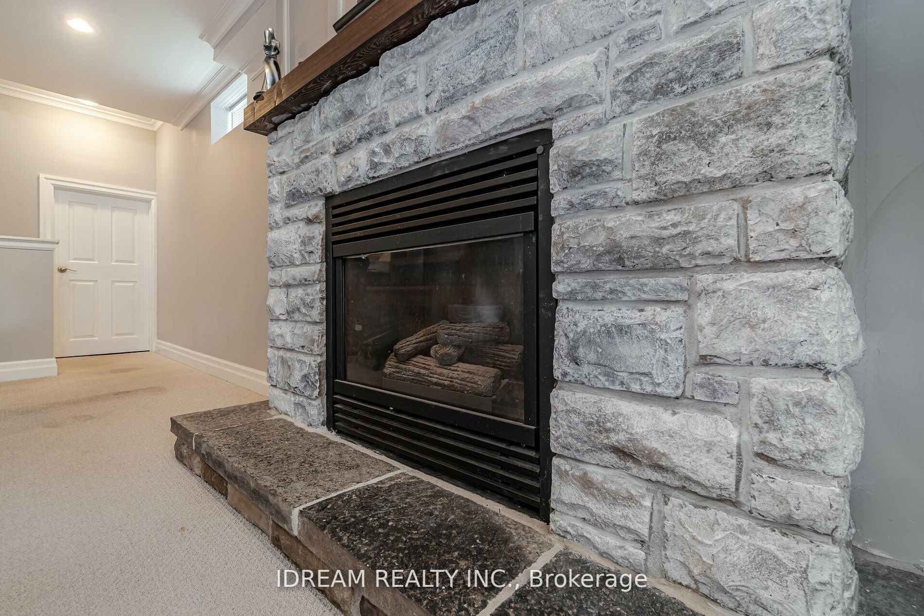 15 Burgby Ave S
