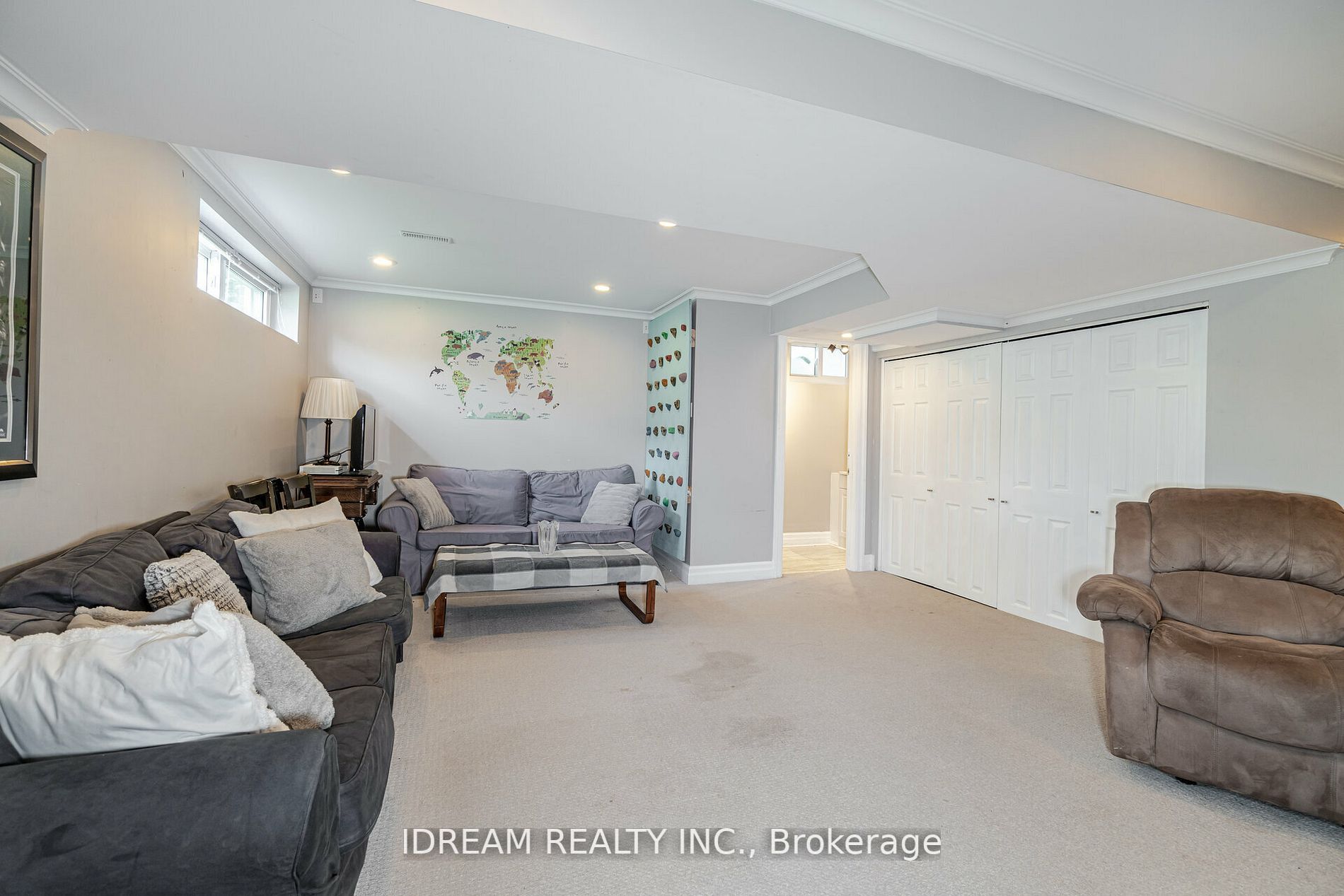 15 Burgby Ave S