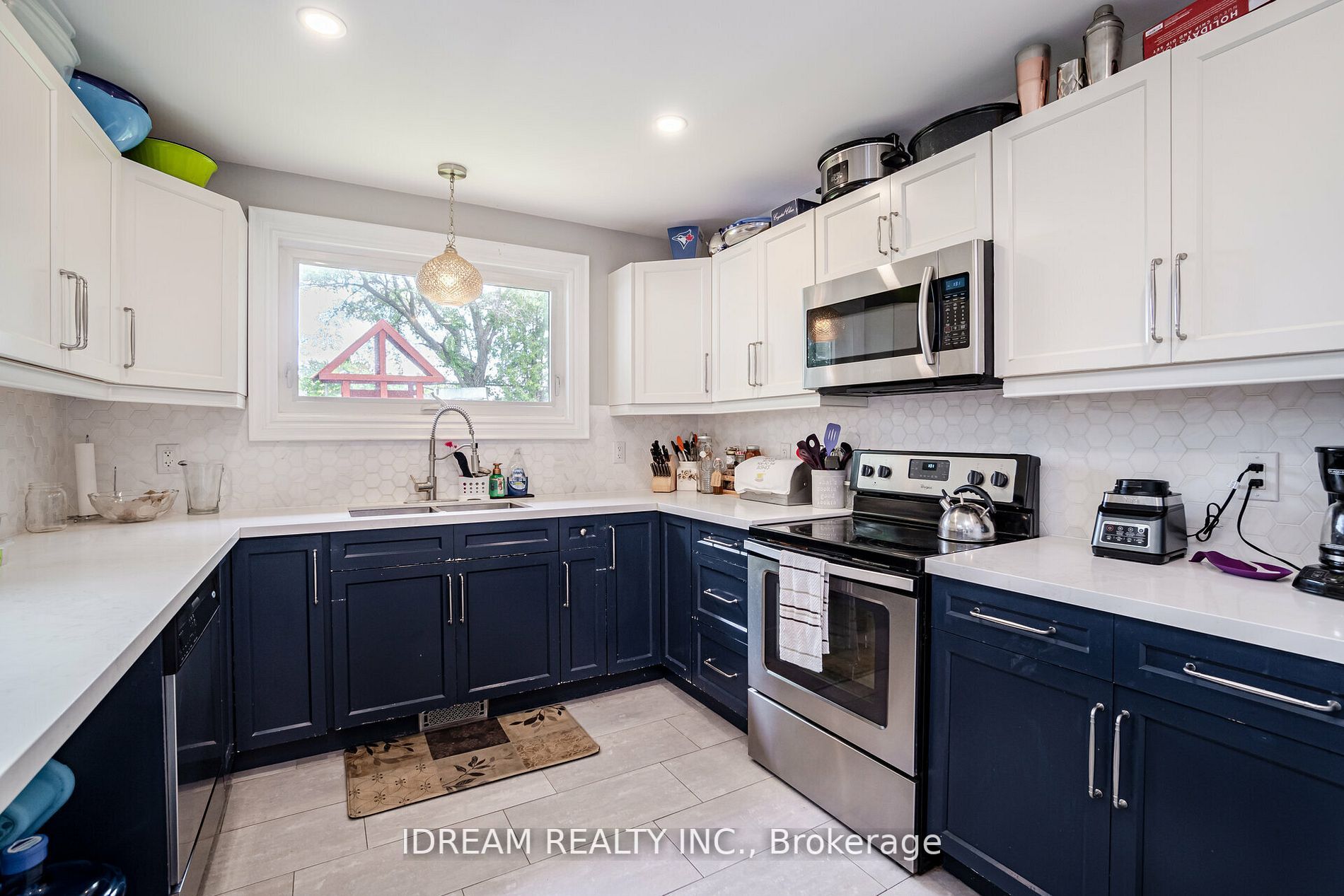 15 Burgby Ave S