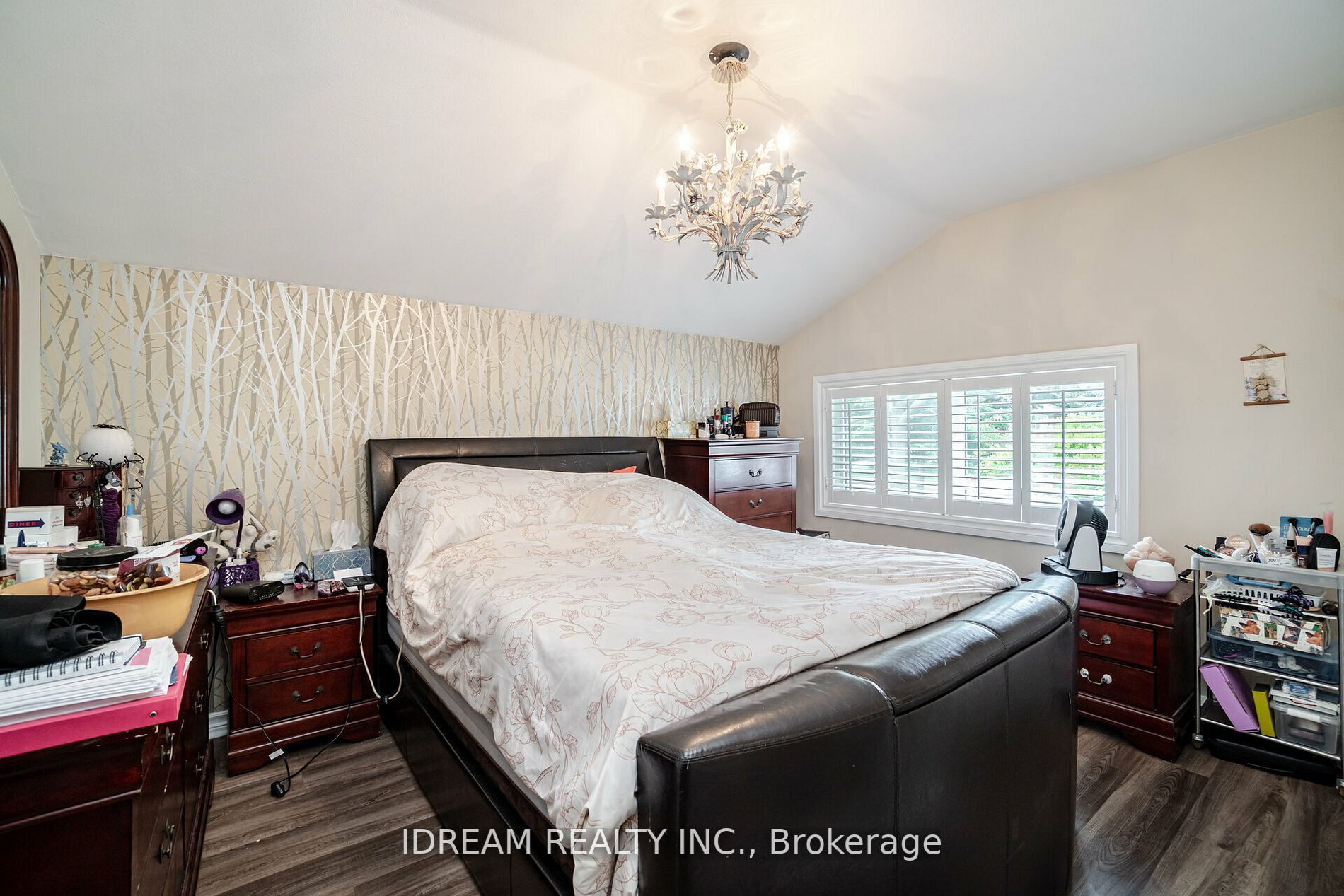 15 Burgby Ave S