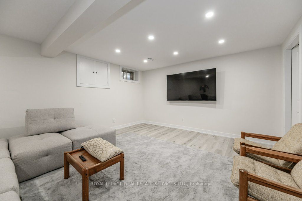2113 Agincourt Cres