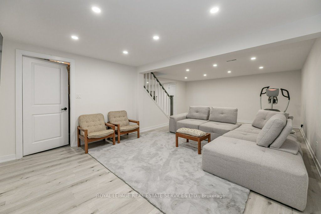 2113 Agincourt Cres